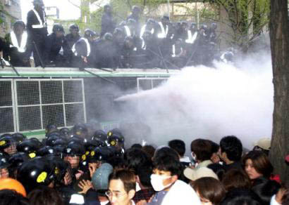 seoulriotpolicespray